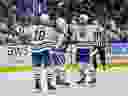 Evan Bouchard des Oilers d'Edmonton célèbre avec ses coéquipiers après son but lors de la deuxième période du septième match du deuxième tour des séries éliminatoires de la Coupe Stanley 2024 au Rogers Arena le 20 mai 2024 à Vancouver, en Colombie-Britannique.