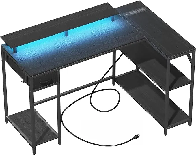 Un bureau de jeu avec des lumières LED.