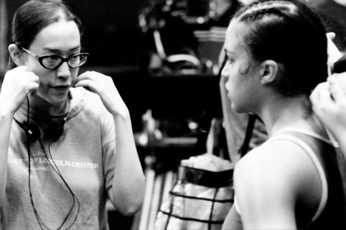 Une image en noir et blanc de Karyn Kusama dirigeant Michelle Rodriguez sur le tournage de Girlfight