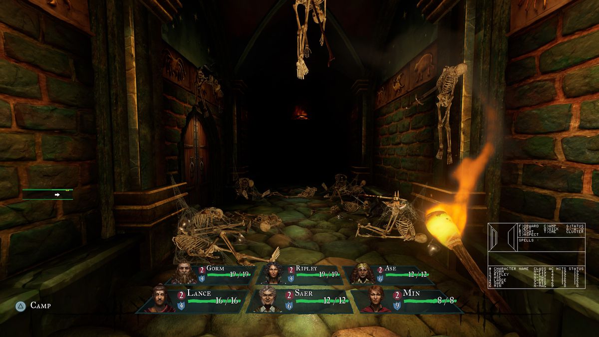 Une photo à la première personne de Wizardry, montrant un tas de squelettes devant une porte.  La scène est éclairée par une torche enflammée dans la main droite du joueur.