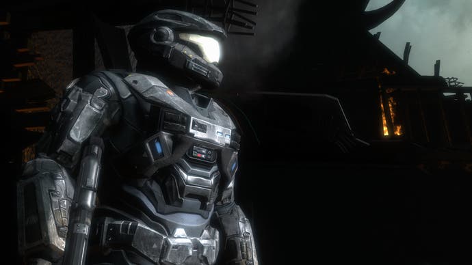Un soldat blindé surveille la scène dans Halo : Reach