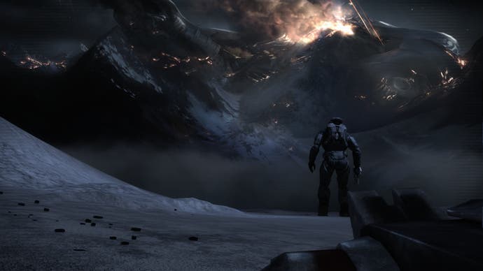 Un Spartan se tient devant une montagne et regarde un vaisseau spatial enflammé dans le ciel dans Halo : Reach.