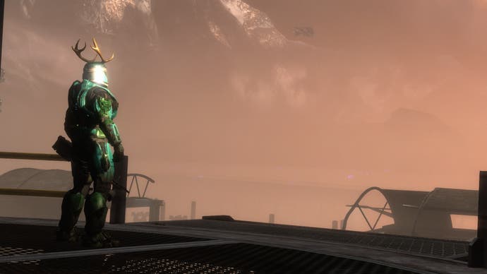Un Spartiate solitaire avec des bois surveille l'horizon poussiéreux dans Halo : Reach
