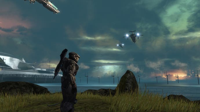 Un Spartan se tient de profil devant une scène de dévastation planétaire dans Halo : Reach