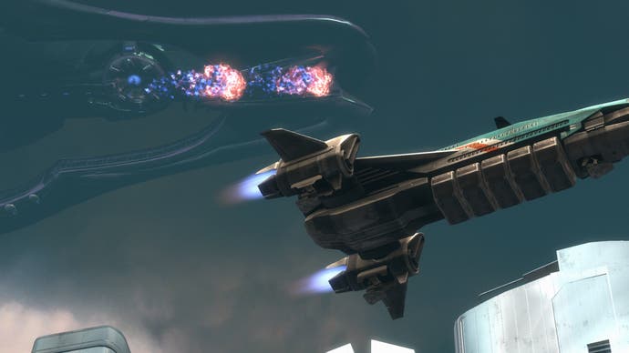 Un vaisseau spatial passe devant un énorme vaisseau Covenant dans Halo : Reach