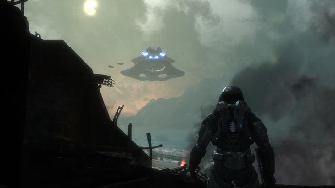 Un vaisseau Covenant est suspendu dans le ciel pendant qu'un Spartan regarde dans Halo : Reach
