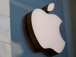 Sur cette photo d'archive, le logo Apple est visible à l'extérieur de l'Apple Store à Washington, DC, le 9 juillet 2019.