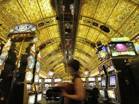 Des vitraux recouvrent le plafond du Tropicana Resort & Casino le mercredi 28 mars 2007 à Las Vegas.
