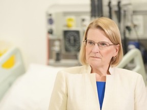 La ministre ontarienne de la Santé, Sylvia Jones, se tient à côté d'un lit d'hôpital alors qu'elle assiste à une annonce au Collège Seneca, à King City, en Ontario, le vendredi 9 février 2024.