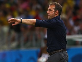 L'ancien entraîneur adjoint allemand Hansi Flick réagit lors d'un match de Coupe du Monde de la FIFA.
