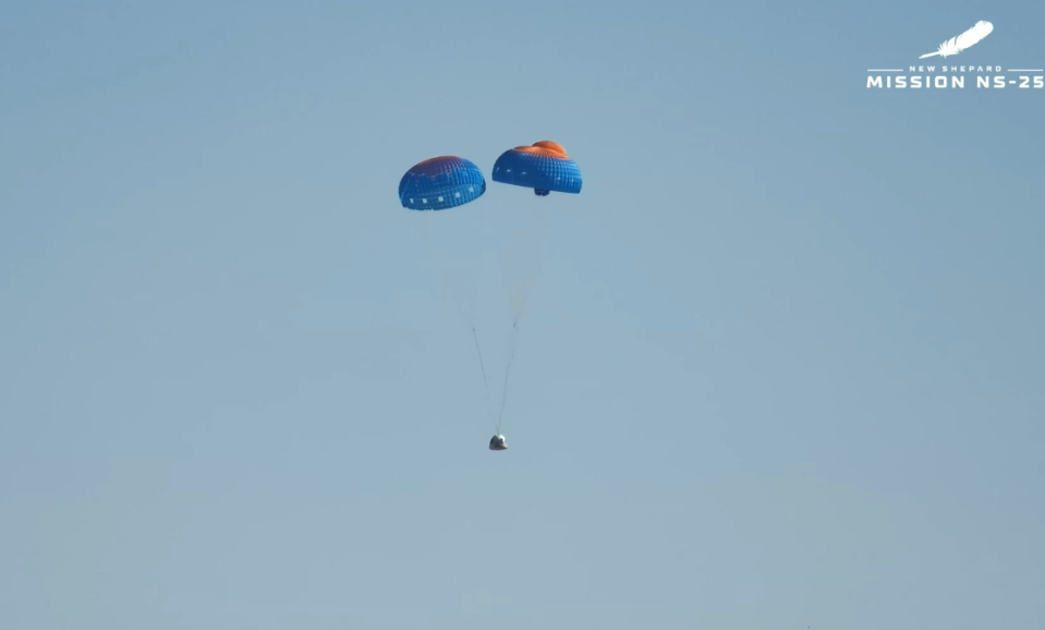 La capsule de l'équipage de Blue Origin descend sur Terre avec deux parachutes déployés