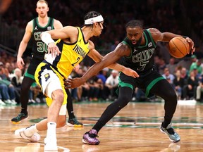 Jaylen Brown, à droite, des Boston Celtics, dépasse Andrew Nembhard des Indiana Pacers lors du quatrième quart-temps du deuxième match de la finale de la Conférence Est au TD Garden le 23 mai 2024 à Boston.