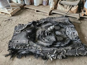 Barry Sawchuk a trouvé un morceau géant de débris spatiaux présumés, comme le montre cette image fournie par Sawchuk, dans le champ de sa ferme située près d'Ituna, en Saskatchewan, le 28 février 2024.