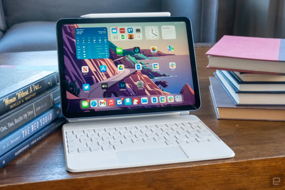 Un iPad Air avec un clavier sur une table.