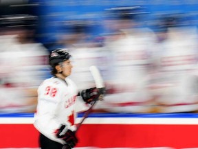 Connor Bedard du Canada célèbre avec ses coéquipiers après avoir marqué le quatrième but de son équipe lors du match de la ronde préliminaire entre la Grande-Bretagne et le Canada aux Championnats du monde de hockey sur glace à Prague, en République tchèque, le samedi 11 mai 2024.