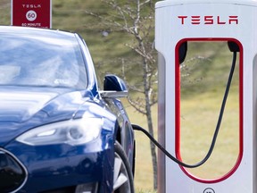 Selon les données de Transports Canada, trois acheteurs de véhicules électriques sur dix ayant demandé la remise fédérale du Canada au cours de l'année terminée le 31 mars ont acheté une Tesla.