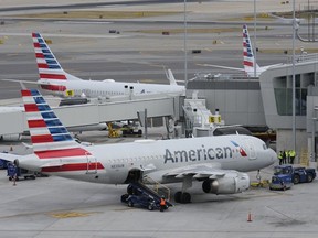 Les avions d'American Airlines sont assis sur le tarmac du terminal B de l'aéroport LaGuardia, le 11 janvier 2023, à New York.