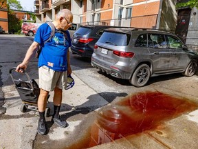 Mohammad Mobed passe devant une flaque tachée de sang des victimes de coups de couteau à côté de l'immeuble où il vit dans le plateau le 22 mai 2024. Trois personnes sont mortes, dont un garçon de 15 ans.