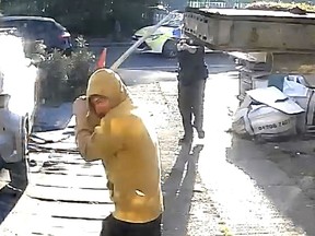 Distribuez des images d'une caméra de sonnette montrant des policiers tasant un homme brandissant une épée dans le Hainaut, au nord-est de Londres, après la mort d'un garçon de 14 ans après avoir été poignardé à la suite d'une attaque contre des membres du public et deux policiers, mardi 30 avril. , 2024.