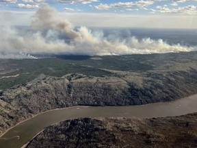 Un incendie de forêt désigné MWF017 par l'Alberta Wildfire Service brûle près de Fort.  McMurray, Alberta, dans une photo distribuée le 10 mai 2024.