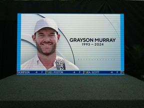 Une émission de golf diffusée par CBS se joue sur une scène vide du centre des médias montrant une photo de Grayson Murray lors de la troisième partie du tournoi de golf Charles Schwab Challenge au Colonial Country Club de Fort Worth, Texas, le samedi 25 mai 2024.