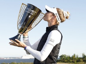 Nelly Korda, des États-Unis, pose avec un trophée.