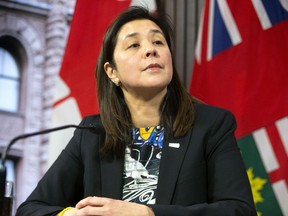 La Dre Eileen de Villa, médecin-hygiéniste de la ville de Toronto, assiste à une conférence de presse à Toronto, le lundi 27 janvier 2020.