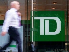 Une personne passe devant une succursale de la Banque Toronto-Dominion à Toronto, le lundi 14 août 2023.