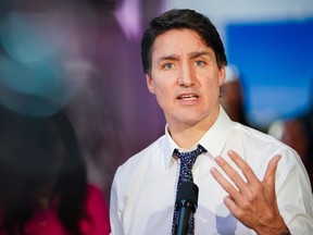 Le premier ministre Justin Trudeau prend la parole lors d'une annonce concernant les mesures du budget 2024 pour la jeunesse et l'éducation au Wanuskewin Heritage Park, près de Saskatoon, le mardi 23 avril 2024.