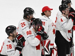 Les joueurs canadiens réagissent après leur défaite en demi-finale contre la Suisse au Championnat du monde à Prague le 25 mai 2024.