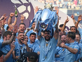 Josko Gvardiol de Manchester City pose avec le trophée de la Premier League après la cérémonie de remise.