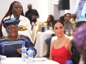 Meghan, la duchesse de Sussex, à droite, est assise aux côtés de Ngozi Okonjo-Iweala, directrice générale de l'Organisation mondiale du commerce, lors d'un événement à Abuja, au Nigeria, le samedi 11 mai 2024.