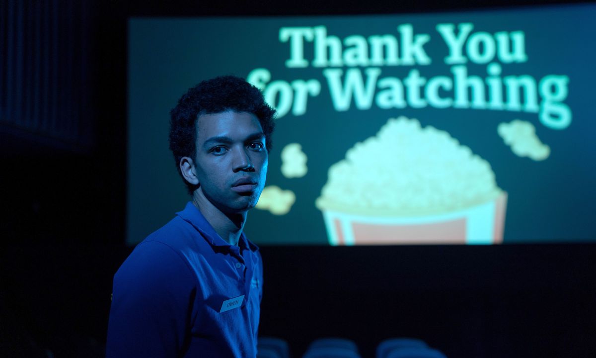 Owen (le juge Smith), un employé de cinéma d'une vingtaine d'années, se tient dans une salle sombre et regarde la caméra, avec une diapositive sur l'écran derrière lui qui dit 