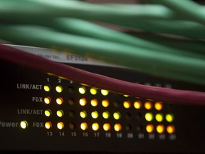 Les lumières d'un commutateur Internet sont allumées comme celles d'utilisateurs dans un bureau à Ottawa, le 10 février 2011.