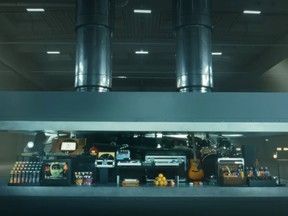 Dans cette image tirée d'une publicité vidéo, une presse hydraulique écrase un ensemble d'instruments créatifs