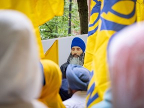 Un portrait du militant sikh Hardeep Singh Nijjar est visible alors que des manifestants se rassemblent devant le consulat de l'Inde à Vancouver, en Colombie-Britannique, le samedi 24 juin 2023.