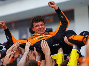 Le vainqueur de la course Lando Norris de Grande-Bretagne et McLaren célèbre avec son équipe au parc fermé après le Grand Prix de F1 de Miami au Miami International Autodrome le 5 mai 2024 à Miami, en Floride.