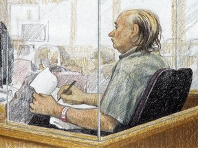Croquis d'artiste de Robert Pickton prenant des notes pendant la deuxième journée de son procès devant la Cour suprême de la Colombie-Britannique, à New Westminster, en Colombie-Britannique, le mardi 31 janvier 2006.