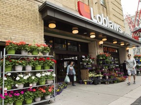 Un homme quitte un magasin Loblaws à Toronto le jeudi 3 mai 2018.