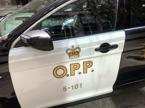 Un véhicule de la Police provinciale de l'Ontario se trouve au centre-ville de Toronto le mardi 11 avril 2023. La Police provinciale de l'Ontario est confrontée à des questions difficiles concernant sa recherche d'un camionneur disparu dont la plate-forme a été retrouvée il y a deux semaines en Ontario, puis renvoyée à Terre-Neuve, où son corps a été retrouvé lundi dans la caravane.