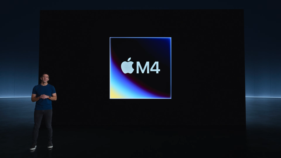 John Ternus d'Apple devant une diapositive numérique de la puce M4.
