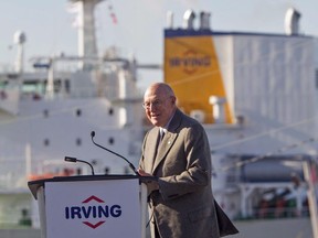 Arthur L. Irving, alors président d'Irving Oil, monte sur le podium lors de l'inauguration officielle du terminal portuaire d'Halifax à Dartmouth, en Nouvelle-Écosse, le jeudi 20 octobre 2016.