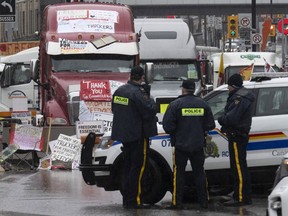 Des policiers surveillent les camions de protestation à Ottawa