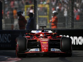 Charles Leclerc de Ferrari roule sur piste