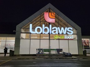 Une épicerie Loblaws est présentée dans un magasin de Bowmanville, en Ontario.  centre commercial le mardi 28 février 2023.