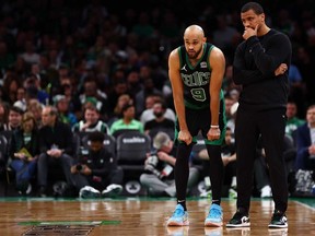 L'entraîneur des Boston Celtics, Joe Mazzulla, s'entretient avec Derrick White, à gauche, lors du troisième quart du cinquième match des éliminatoires du premier tour de la Conférence de l'Est au TD Garden le 1er mai 2024 à Boston.