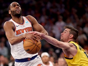 Alec Burks des New York Knicks tente un tir alors qu'il est gardé par TJ McConnell des Indiana Pacers au Madison Square Garden le 19 mai 2024 à New York.