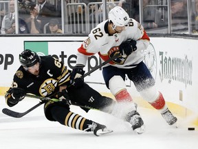 Brad Marchand des Bruins de Boston se bat pour la rondelle contre Brandon Montour des Panthers de la Floride au TD Garden le 17 mai 2024 à Boston.
