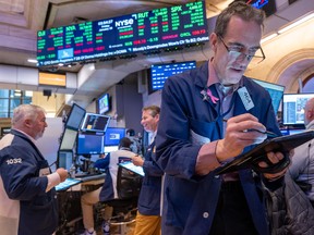 Les traders travaillent sur le parquet de la Bourse de New York à New York.