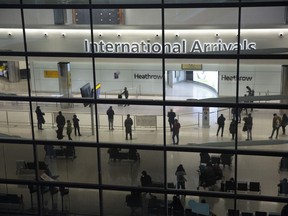 Des gens sont vus dans la zone des arrivées de l'aéroport d'Heathrow